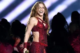 拉丁天后44岁狼姐穿紧身衣为时尚杂志拍照，不老女神依然甜美火辣图片