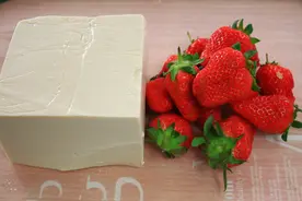一块豆腐，一碗草莓，最想不到的做法，夏天吃比冰淇淋还过瘾图片