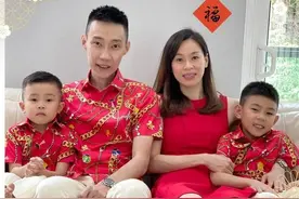 喜庆！李宗伟带一家穿红衣拜年，抗癌成功仍消瘦，娇妻有韵味图片