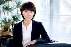 女明星30岁前“退休”，37岁复出遭嘲笑，沦落街头卖唱，后悔已晚图片