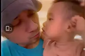 49岁古巨基与儿子亲吻庆生，父子俩长相太相似，大四岁老婆未露面图片