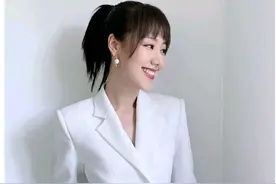 王冠就是会穿衣，白色西装裙搭配卡其色高跟凉鞋，处处透露着高级图片