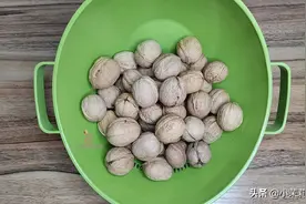 核桃放进锅里蒸一蒸，太实用了，用途花钱买不到，很多人还不知道图片