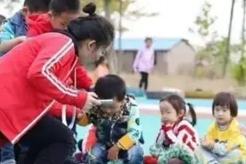 4岁女儿放学回家，一直抓紧裤子不敢尿尿，妈妈脱下裤子后气炸了图片