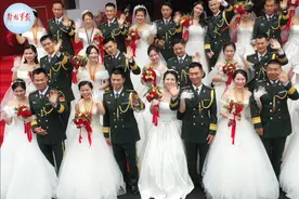 当军装遇上婚纱！驻港部队16对新人集体婚礼图片