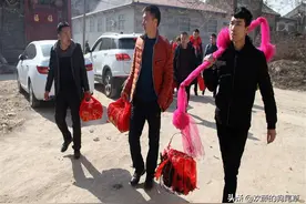 农村娶媳妇，女方新要求，2甩3边4轮是什么？一起去看看图片