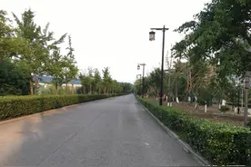 重庆合川文峰公园，夏日荷花盛开，古色古香古建筑，嘉陵江水碧绿图片