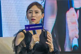 52岁翁虹不服老！挑战收腰裙，坐下来就露馅，挤出了多肉身材图片