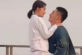 黄景瑜男友力爆棚，单手抱起李沁，军装与白大褂组合太浪漫图片