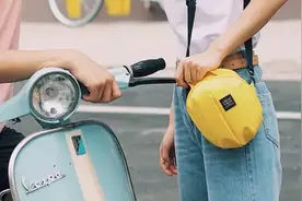 背小包才时髦，挂身上就好看图片