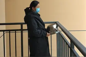敲锣女骂方方拖她下水，以后谁还敢做抱薪者？图片