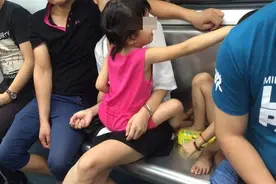 3岁女孩放“屁”，陌生人提醒妈妈送医检查，医生：幸好来得早图片