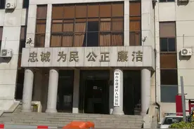 事业单位招考第二名投诉第一名，称其身为公务员提前辞职违法，两地人社部门给出不同答复图片