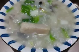 市场遇到这菜别错过，被称为“天然生发剂”，常吃头发柔顺有光泽图片