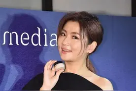 任家萱颜值重回巅峰，穿单肩长裙优雅又大气，脸上伤痕明显看不出图片