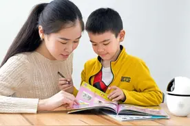 儿子高考落榜后，爸爸天天吼骂，儿子承受不住跳河了图片