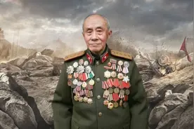 104岁“战神”去世，子女整理遗物，揭开隐藏50年的秘密图片