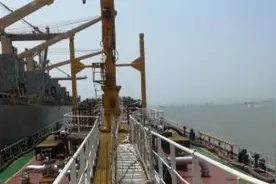 保税油跨关区直供 上海海关打造长三角航运“流动加油站”图片