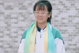女孩吐槽61岁姥姥爱臭美，看到姥姥颜值后：这不是明星吗？图片