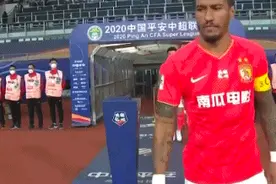 不信邪？张琳芃入场前触摸中超冠军奖杯图片
