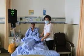 姐弟俩相继患癌，弟弟病重，姐姐守护三个月，俩人医院相依为命图片