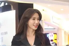 46岁林志玲婚后真敢穿，西装裙露出蕾丝打底裤，“漫画腿”太迷人图片