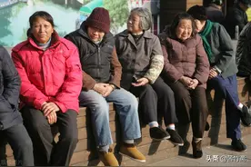 城里老人到农村或城郊抱团养老方式看上去很美图片