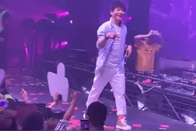 广东东莞：歌手六哲酒吧献唱，唱功稳健却无往日辉煌，“太难了”图片