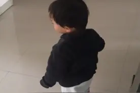 “超粘人哥哥”走红，写作业将妹妹放书桌旮旯，妹妹乖巧似洋娃娃图片