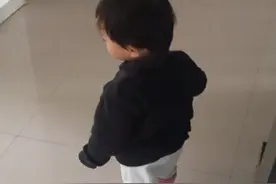 “超粘人哥哥”走红，写作业将妹妹放书桌旮旯，妹妹乖巧似洋娃娃图片