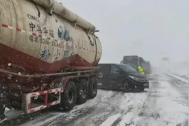 降雪致国道215线当金山段40余辆大型车辆滞留 预计31日中午可通车图片