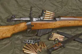 作战时，5个弹匣才150发子弹，如果打完了，该如何继续作战呢？图片