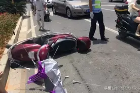 电动车安装遮阳伞，属于违规，车主反问：为什么不从生产源头管？图片