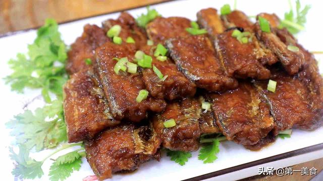 这才是带鱼最好吃的做法，外酥里嫩，酱香浓郁，鱼刺鱼骨都吃净