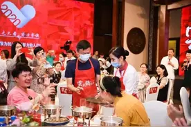 马云昨晚和6000多人一起吃火锅！还献歌一首！哪些人去了？现场照来了图片