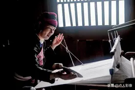 传统古老村落的织布女，用老式织布机手工织布图片