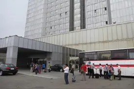 朝鲜涉外宾馆的服务员，大学毕业生，形象好、会外语、家庭出身好图片