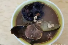 广东天气又湿又热，来碗冬瓜薏米莲蓬猪骨汤清清暑热啦图片