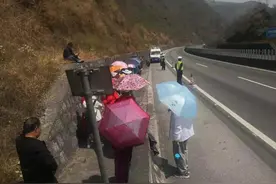 老年旅行团被困高速后，怒赞保山交警的这波操作图片