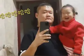 山东一爸爸抱女儿照镜子，发愁闺女长得太像自己，网友：亲自生的图片