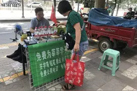 点赞！助力高考，西安这位残疾人大叔连续10年在考点外免费送水图片