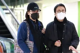 真的怀孕了？马思纯身材臃肿出镜，全身水肿，出入需妈妈搀扶护着图片