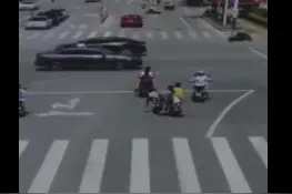 广西5个熊孩子共骑一辆电动车上路，交警：请家长图片