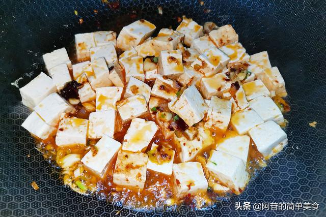 又香又滑又嫩的青蒜苗炒豆腐，做法特别简单，却很适合做下饭菜