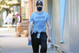 52岁金刚狼外出，短袖绑在腰上胸肌抢镜，网友：男模逛街图片