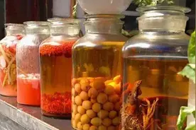 蛇酒变蛇洗澡水！毒蛇泡酒12个月，开瓶窜出咬死人，为何蛇还没死图片