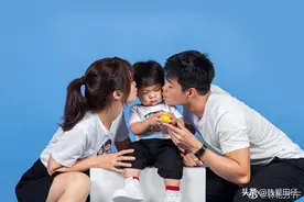 一家三口好甜蜜！亚洲飞人苏炳添妻子林艳芳晒全家福庆祝母亲节图片