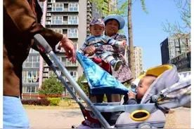 小区遛娃，49岁妈妈偶遇49岁奶奶，差距之大，让妈妈自惭形秽图片
