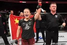 张伟丽被击后KO对手夺下金腰带图片