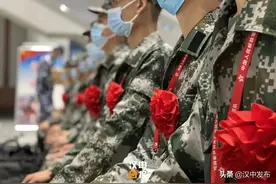 奶奶送孙子入伍，“偷塞”零花钱…网友：眼睛酸酸的图片